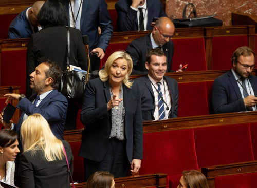 Marine a reçu le baiser de Darmanin, par Modeste Schwartz