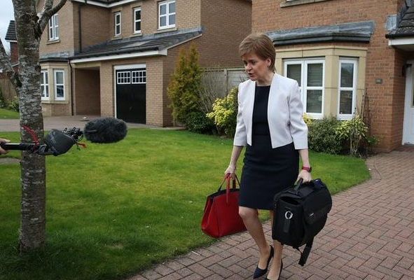 Enquête Covid au R-U: Nicola Sturgeon admet avoir supprimé ses messages WhatsApp
