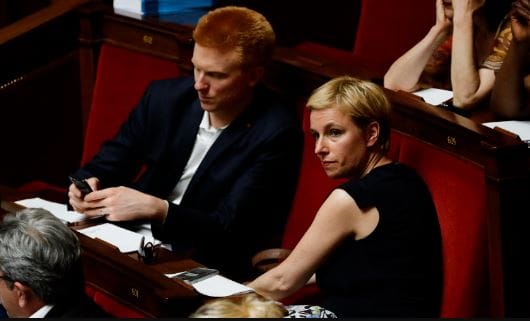 Quatennens face à la Némésis des chemises roses, par Modeste Schwartz