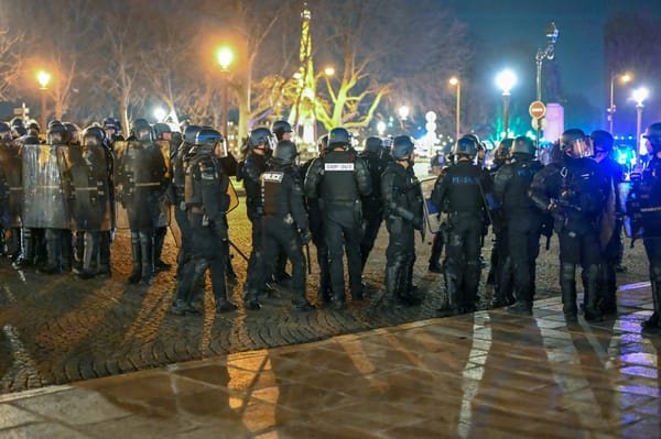 Macron embrase le pays