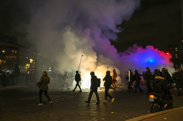 La police débordée par les manifestants, Macron se terre