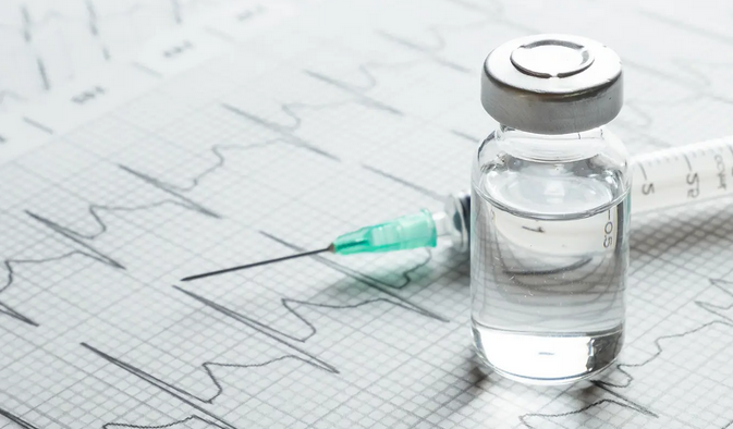 Une étude explique les cas d’inflammations cardiaques après les injections ARNm