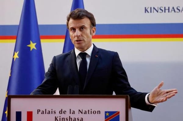 Macron à Kinshasa : c’est Fanfan chez les ploucs ! par Modeste Schwartz