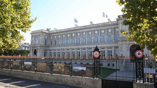 Quand Macron joue avec les corps du Quai d’Orsay, par Modeste Schwartz