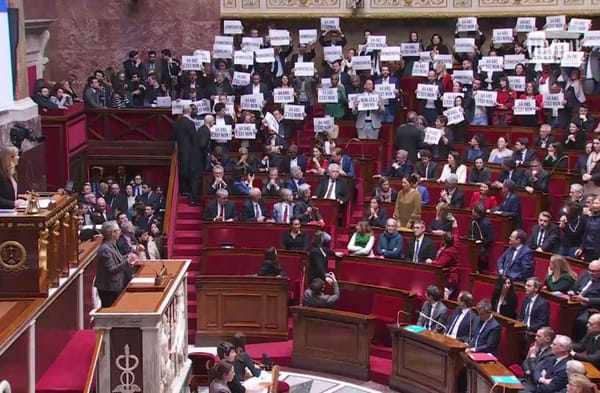 Pour garder son fauteuil doré, Bayrou bat en retraite… et brade les bijoux de famille