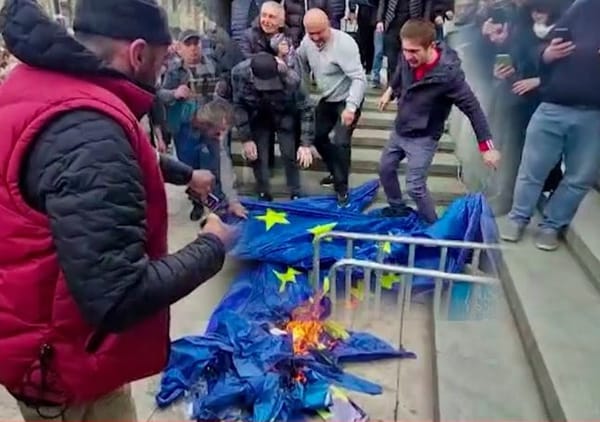 Pince-mi et pince-moi sont dans un bateau, par Dominique Delfosse