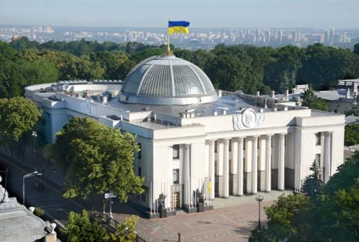 Le Parlement Ukrainien veut interdire de filmer les tombes de militaires, par Topwar