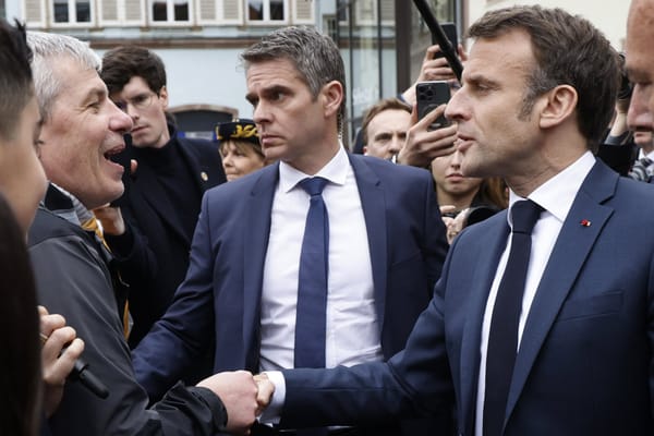 Macron n’aime pas les casseroles mais il conserve ses ministres