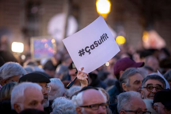 ALERTE : Macron tente désespérément d’interdire Internet à ses opposants