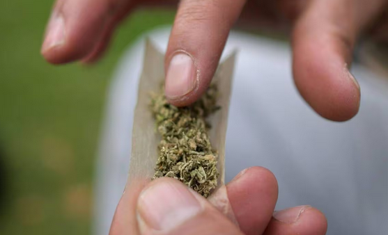 Accro à l’étatisme, Macron pénalise toutes les autres drogues, par Modeste Schwartz