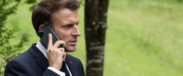 Nouveau : Macron déguisé en moine bâtisseur