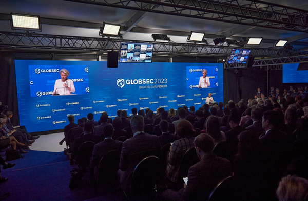 Europe de l’Est : les faucons de Washington contrôlent l’agenda, par Ulrike Reisner