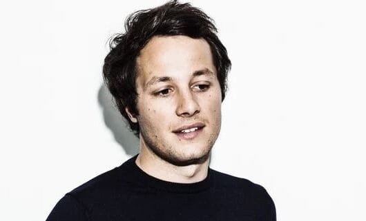 Le chanteur G. Lejeune serait-il ami de Vianney, idole de la droite ? par Modeste Schwartz