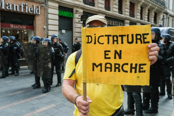 Le Courrier a-t-il trop soutenu les racailles et les émeutes ?