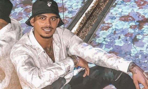 Solidarité diversitaire ? Greg Yega se fait grand-remplacer ses Rolex, par Modeste Schwartz