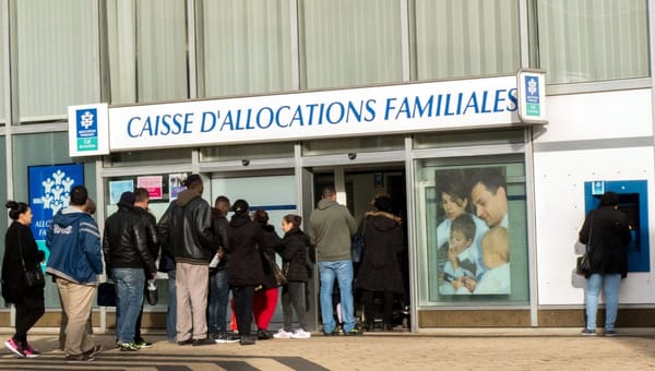 Nous avachir avec des aides sociales : le vrai projet mondialiste