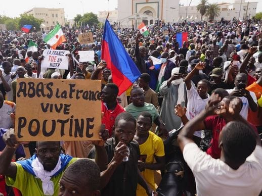 Crise au Sahel : la gaffe de trop pour Macron? par Firmin Yalusaka