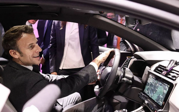 Surprises : Macron kiffe la bagnole – et certains Français, la liberté, par Modeste Schwartz