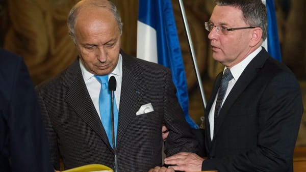 Laurent Fabius explique comment il trahit notre souveraineté