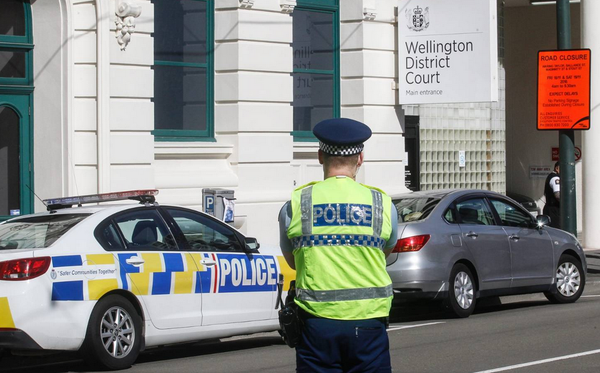 Nouvelle-Zélande : un agent de santé  arrêté pour avoir divulgué des données sur les vaccins COVID