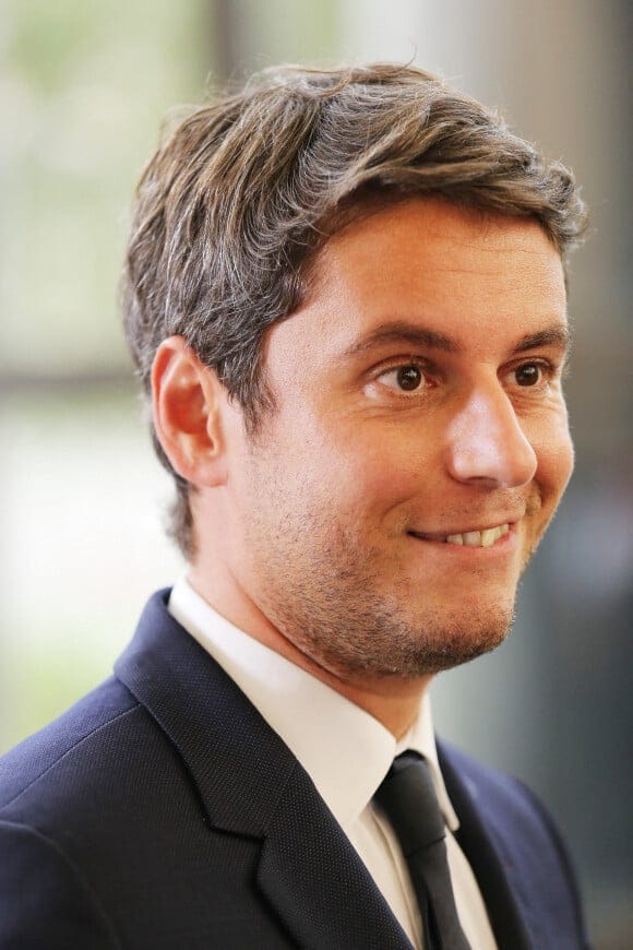 Macron tellement fasciné par « les gens qui ne sont rien »: il nomme le néant à Matignon!