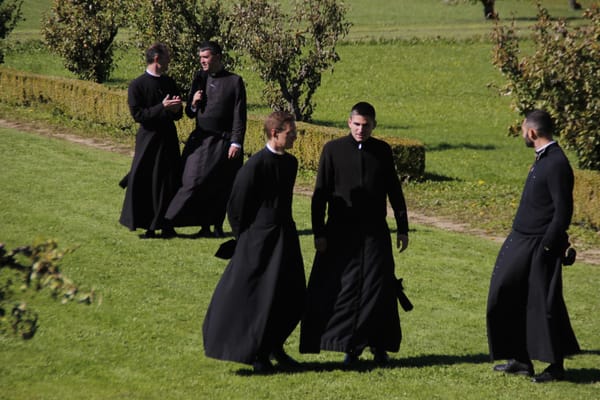 Les réseaux sociaux sont-ils lucifériens ? Un prêtre tradi pense vraiment le contraire…