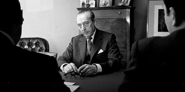 De Gaulle a-t-il voulu rétablir la monarchie ?