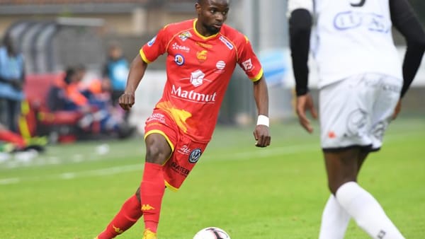 Effets secondaires : un footballeur français dépose plainte contre Pfizer