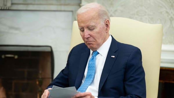D-Day: cette vidéo devenue virale de Biden, perdu, cherchant sa chaise