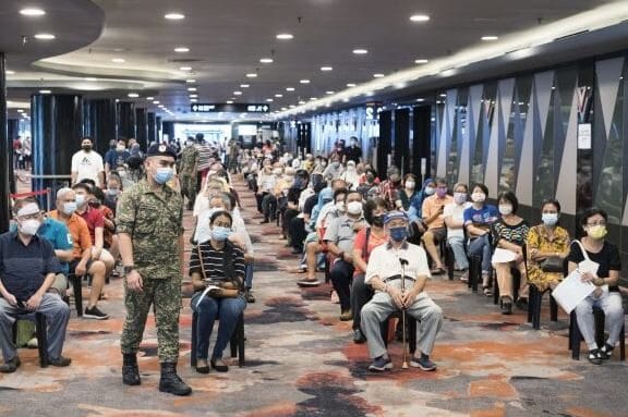 Malaisie : un médecin reconnait la dangerosité des injections COVID et s’excuse