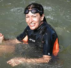 Depuis qu’elle s’est baignée dans la Seine, Anne Hidalgo perd la tête
