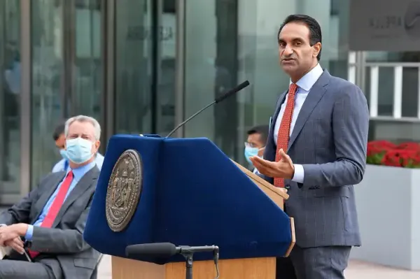 Scandale à New-York : le covidiste Dr Varma organisait des orgies en plein confinement