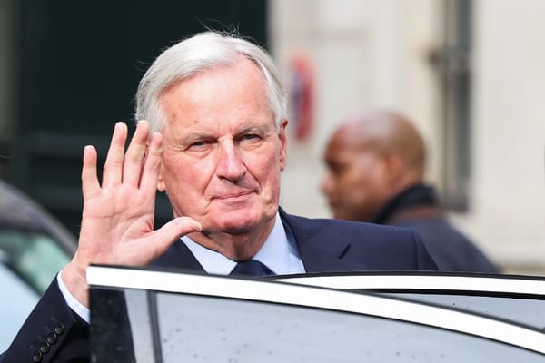 Une voiture vide sort de Matignon: elle emporte Michel Barnier !