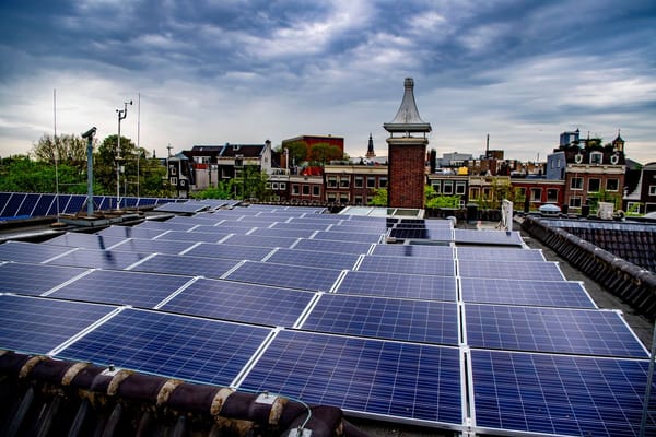 La solarisation des vieilles maisons d’Amsterdam divise