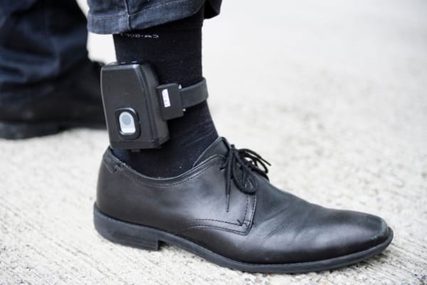 Enchainé : le bracelet électronique de Nicolas Sarkozy a été posé