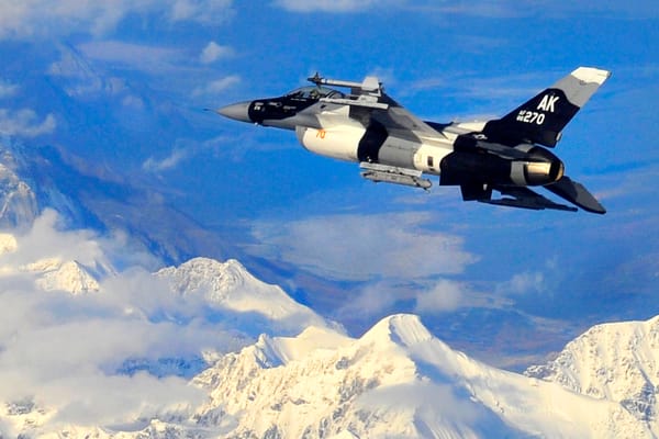 De la menace verbale à l’intimidation : l’US Air Force a déployé deux avions de combat F-16 au Groenland, par Michel Goldstein