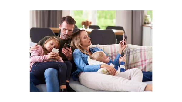 Elon Musk alerte sur l’extinction démographique : les smartphones pointés du doigt