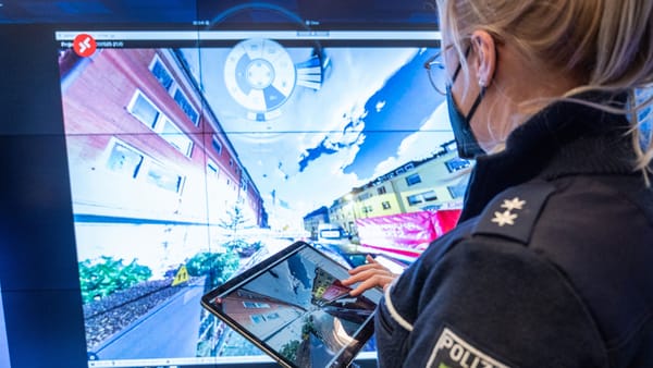 Merz fait-il de l’Allemagne un État policier numérique ? Par Ulrike Reisner