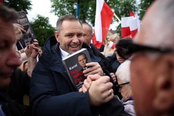 Pologne : le nouveau président sème le trouble à Berlin et Bruxelles, par Ulrike Reisner