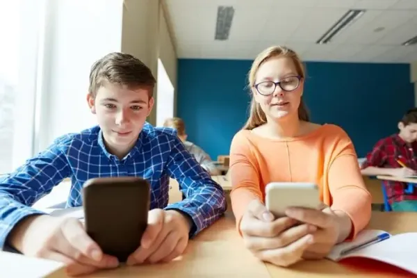 Compagnons IA : de plus en plus d’ados y confient leurs problèmes