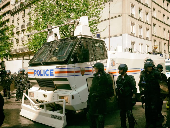 Un fourgon de police victime d’un raid de racailles sur les Champs-Elysées