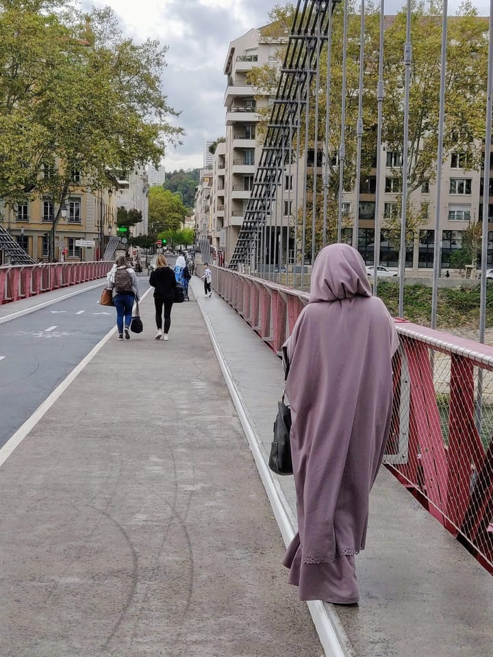 Séparatisme et Islam : l’apartheid à bas bruit des bobos oblige Macron à rétropédaler