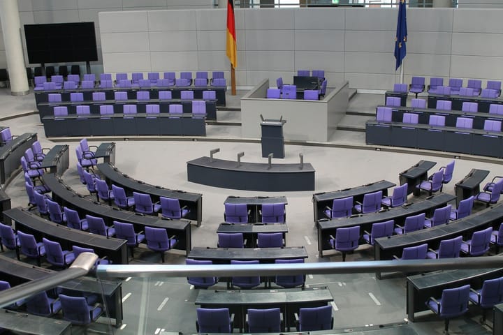 Les élites allemandes tentent de ramener Merkel à la grande politique, par RIAFAN