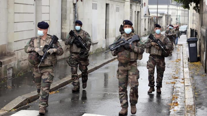 Les amusantes références maçonniques de la tribune des militaires
