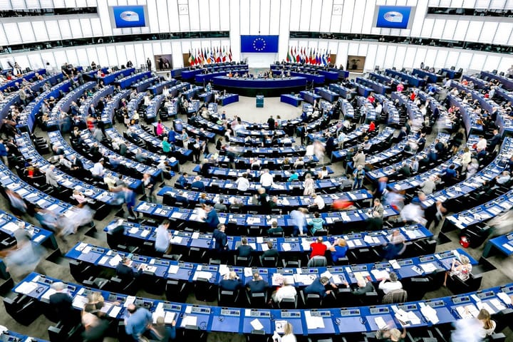 La foule n’est pas légitime devant le Parlement ! par Jean Goychman