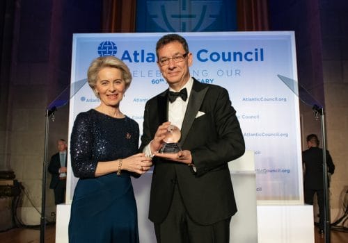 Ursula von der Leyen reçoit un prix pour la paix – sans blague ! par Ulrike Reisner