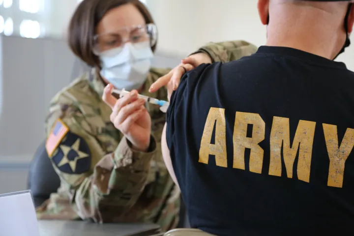 Trump promet une armée US « réformée » et « non vaccinée »