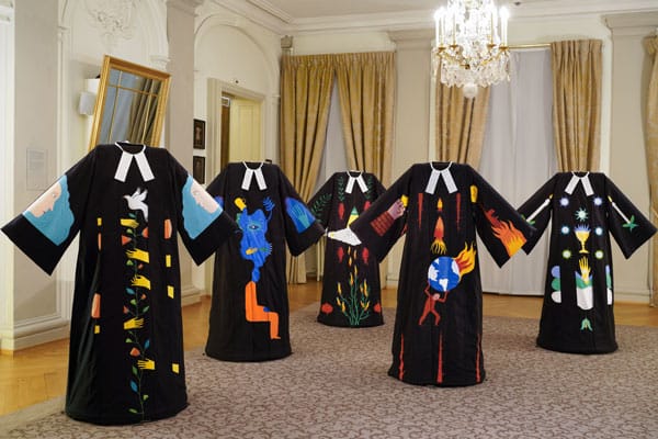 Des protestants protestent contre la dictature sanitaire, par Eric Kayayan