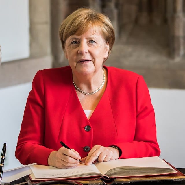 Merkel a organisé un strip-tease politique, par Svetlana Gomzikova