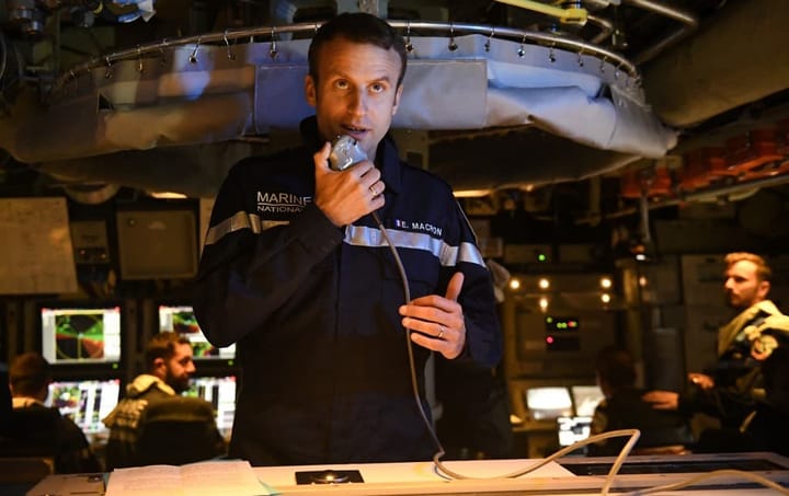Briefing : Macron va grand-remplacer les soignants suspendus par des étrangers